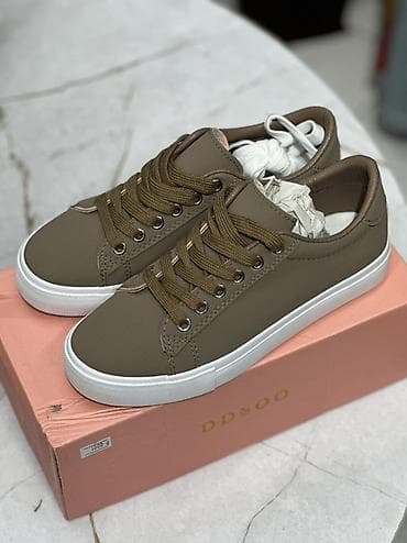 кроссовки спортивные: Не подошел размер 😩
Она новая 👍🏻
С коробкой — 1