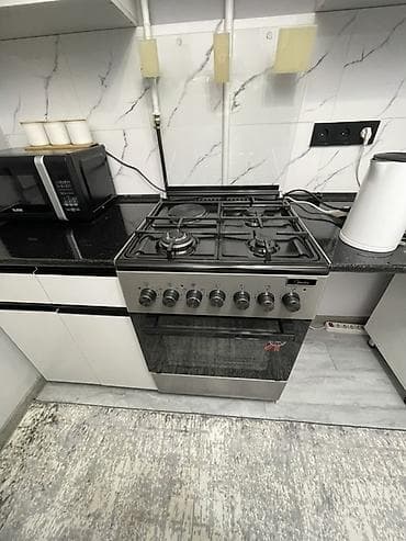 -Газовая плита с электрической конфоркой и духовкой Medea 
Почти новый