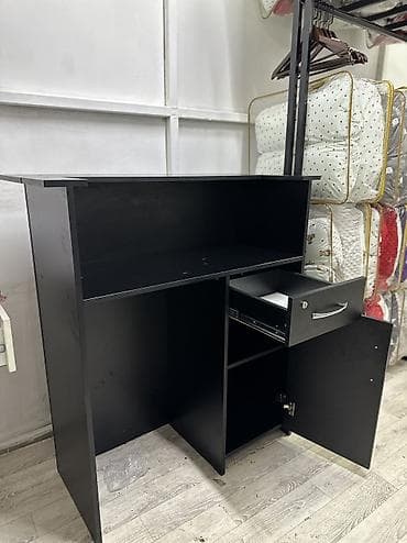 Для кафе, ресторанов: Продаётся компактный и удобный ресепшен чёрного цвета. Отлично — 1