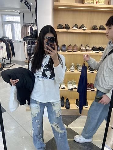 военная одежда: Джинсы женские свободного кроя с сильными потертостями и рваными — 1