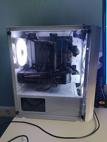 macbook pro: Компактный игрово‑рабочий ПК в белом корпусе с боковой стеклянной — 1