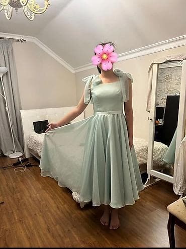 без рукавов: Мятно‑зеленое платье миди с пышной юбкой-солнце. Плотный корсетный лиф — 2