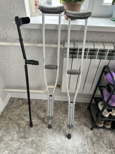 Костыли: комплект из трех штук - Пара подмышечных костылей из легкого