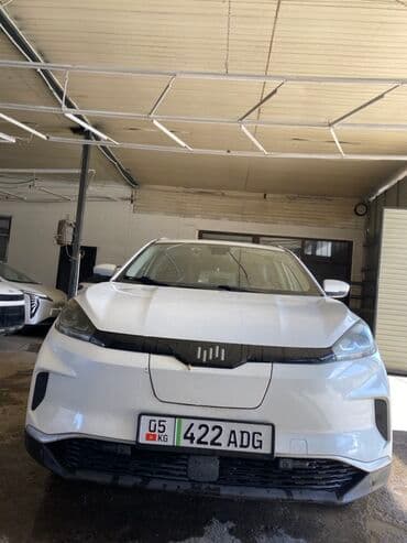 Электромобиль кроссовер (левый руль), белый цвет кузова. Основные