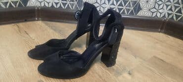 Ботинки и ботильоны: Продаю босоножки 37 размер одевала один раз — 1