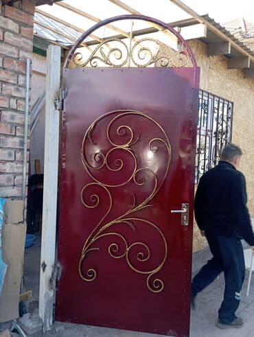 металические ворота: Элегантные кованые ворота черного цвета с изящными золотистыми — 23