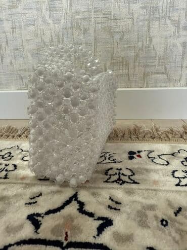 чемоданы бишкек дордой цены: Элегантная сумка из белых бусин, создающая эффектный и легкий образ — 3