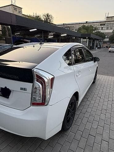 Toyota Prius: 2015 г., 1.8 л, Гибрид — 5
