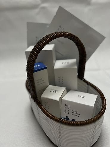 бомбочки для ванны: Подарочный набор для ухода и макияжа в плетёной корзине + косметичка — 7