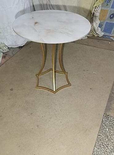 стол со стеклянной столешницей: Декоративные столики с каменной столешницей и металлическим каркасом — 9