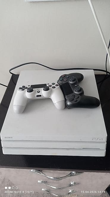 PlayStation 4 (PS4) Slim, белая, с двумя беспроводными контроллерами