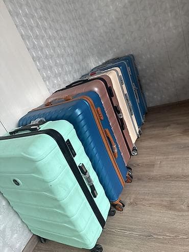 чемодан красный: Чемодан, Материал: Пластик, Средний (40 - 70 л), На колесах — 1