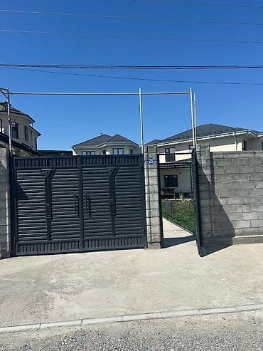 дом кв: Просторный жилой дом с участком и навесом для авто Описание: - — 2