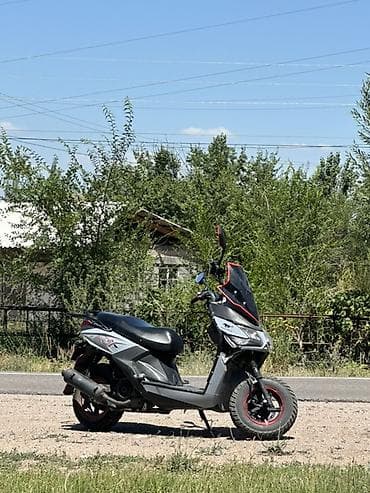 Мототехника: Скутер/мопед городского типа, серо‑черный с красными акцентами. Обмен — 1