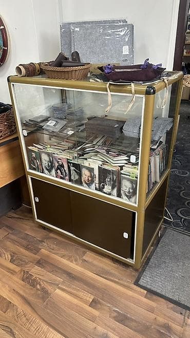 Витрины: Стеклянные торговые витрины (2 шт.) 1) Вертикальная витрина: - — 2