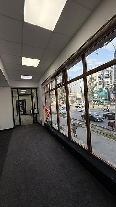 center: Сдается светлое торгово-офисное помещение с витринными окнами на — 1