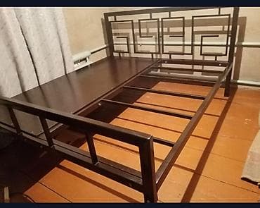 Кровати: Металлическая кровать с декоративным изголовьем. - Основание: прочная — 2