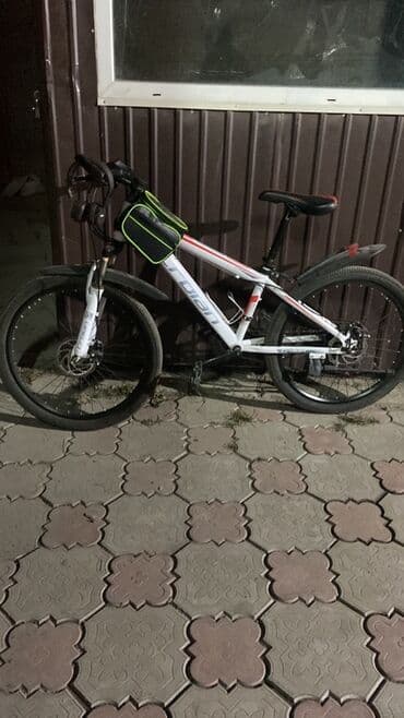 Горный велосипед с алюминиевой рамой и амортизационной вилкой. Колеса