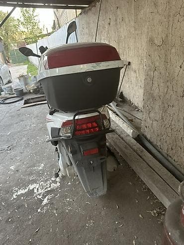 Мототехника: Скутер 50 см³ (вариатор) - Кузов: белый с черными и красными — 2