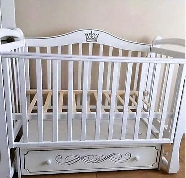 Упаковочные товары: Детская кроватка с маятниковым механизмом, белая, с декоративной — 1
