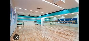 Светлая современная студия для танцев и фитнеса. - Просторный зал с