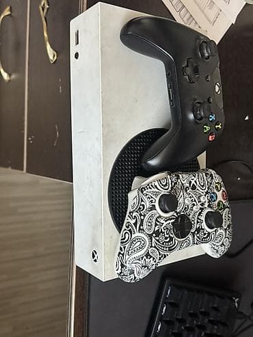 Xbox: Игровая консоль Xbox Series S с играми, двумя беспроводными — 1
