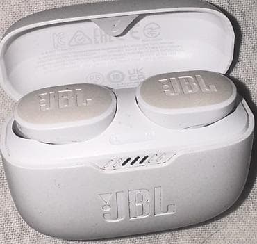 tws f9: Беспроводные наушники JBL в зарядном кейсе (цвет: белый) - — 1
