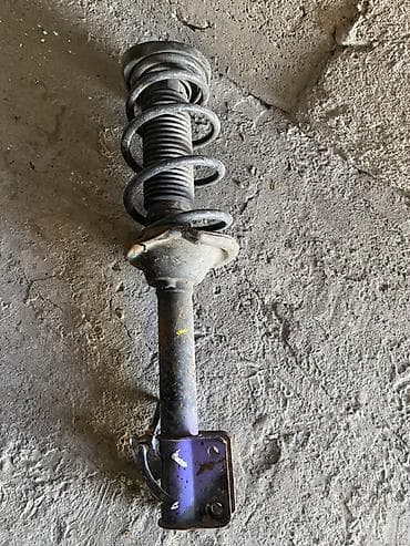 амортизатор: Передний амортизатор Subaru 2004 г., Б/у — 3