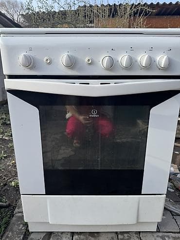 встроенный духовой шкаф: Плита Indesit, белая, напольная, с духовкой. Особенности: - — 1