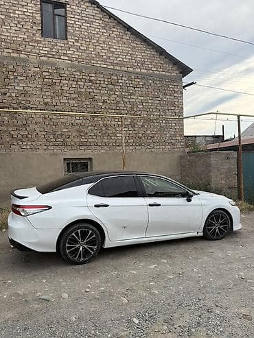Toyota Camry: 2018 г., Седан — 4