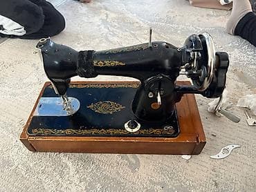 Ручная швейная машина на деревянном основании - Классическая чугунная