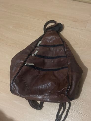 рюкзак удобный: Продам кожаные рюкзаки. В хорошем состоянии. Коричневая-1000сом, синяя — 2
