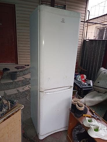 a way out: Холодильник Indesit, Б/у, Двухкамерный, De frost (капельный), 2 * — 1