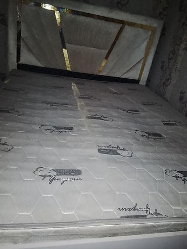 Кровати: Двуспальная кровать с мягким изголовьем и матрасом. - Размер — 3