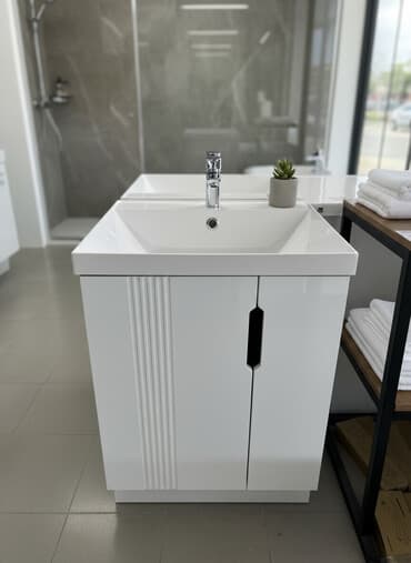 тумбочка с мойками: Тумба для ванны, Новый, С раковиной, ЛДСП, Самовывоз, цвет - Белый — 1