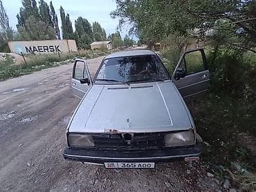 авто пушка: Автомобиль хэтчбек/седан компакт-класса серебристого цвета — 3