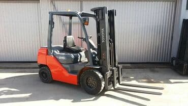 шины на вилочный погрузчик: Погрузчик, 2003 г., Колесный, Вилочный — 1