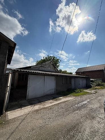 коттедж продаю: 📍Продается участок с домом под снос 📍Адрес: Кемеровский переулок, 6 — 2