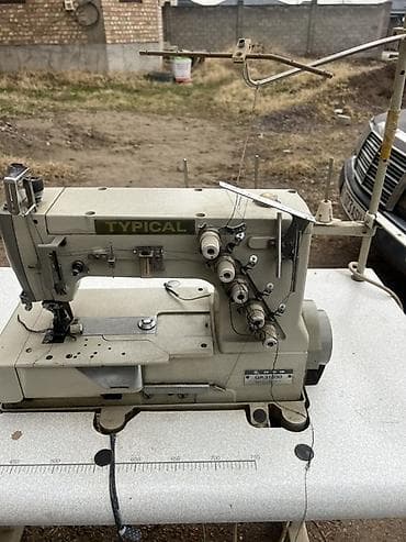 Промышленная швейная машина Typical GK31500 на столе с приводом. -