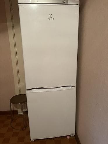 Микроволновки: Холодильник Indesit, Б/у, Двухкамерный, De frost (капельный) — 1