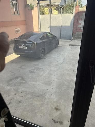 2 8: Toyota Prius: 2015 г., Гибрид, Хэтчбэк — 2