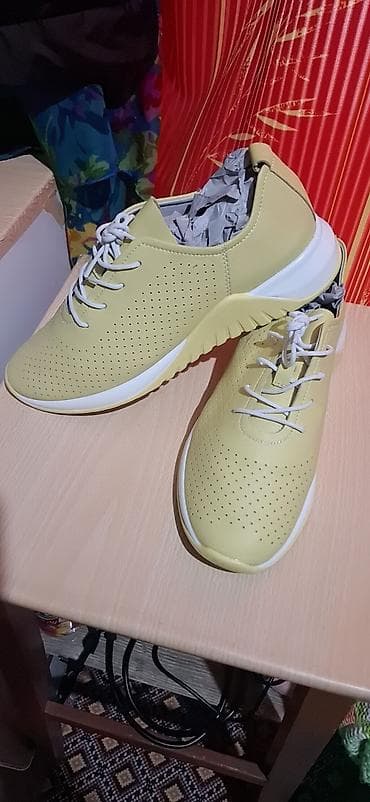 Сапоги: Женские кроссовки из натуральной кожи в отличном состоянии. Размер не — 1