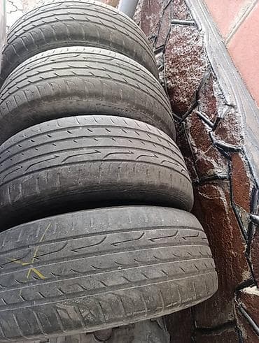 старые шины: Комплект из 4 летних шин для легкового автомобиля. 245.45.19 5000сом — 1
