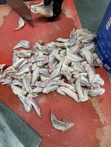 для курицы: Продаю куриные отходы крылышки свежие 
Примерно 10 кг в день выходит — 1