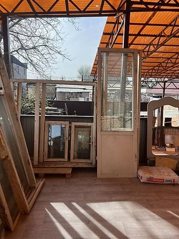 Набор деревянных оконных рам со стеклопакетами и остеклённой