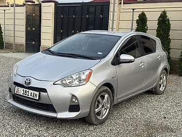 Toyota Prius C: 2015 г., 1.5 л, Автомат, Гибрид, Лифтбек