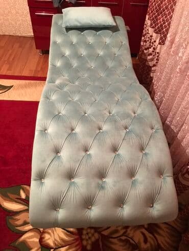 шезлонн: Элегантный шезлонг изумрудного цвета с изогнутой анатомической формой — 1