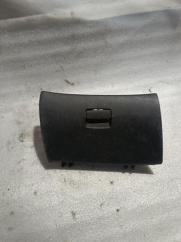 Ящик-органайзер в центральной панели (верхняя ниша с крышкой) для