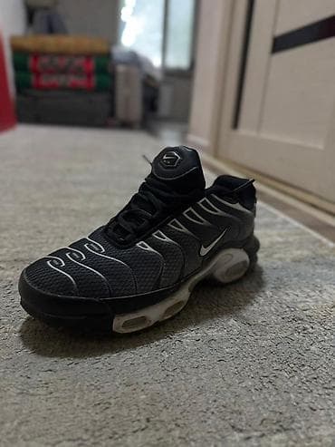 Кроссовок Nike Air Max Plus (TN) — мужская модель. - Цвет: чёрный с at lalafo.kg Кроссовок Nike Air Max Plus (TN) — мужская модель. - Цвет: чёрный с