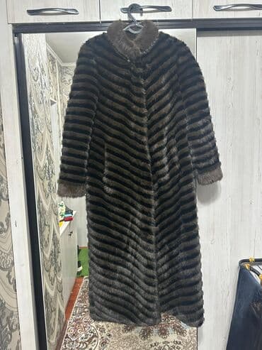 Длинная женская шуба из натурального меха с поперечным расположением